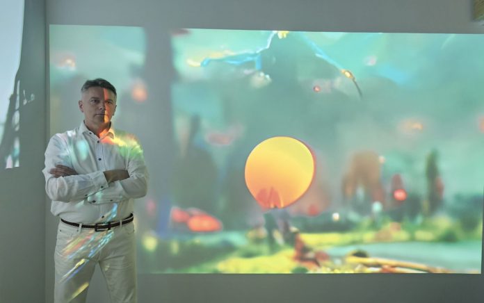 Umjetnik Krunoslav Bedi iz Čakovca stoji ispred svojeg rada „Daydreaming” na umjetničkoj izložbi „VISION” u Madridu