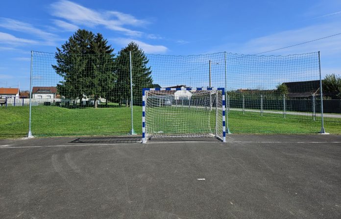 asfaltirano rukometno igralište i gol