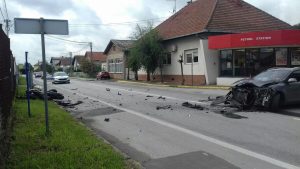 prometna nesreća i policijsko vozilo
