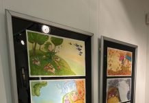 Izložba ilustracija “Putovanja i susreti” Željke Mezić otvorena u Muzeju Croata insulanus Umjetnička djela uramljena na zidu izložbe