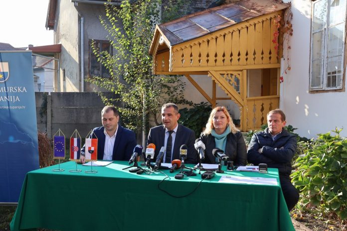 tri muškarca i jedna žena sjede za stolom i odgovaraju na pitanja