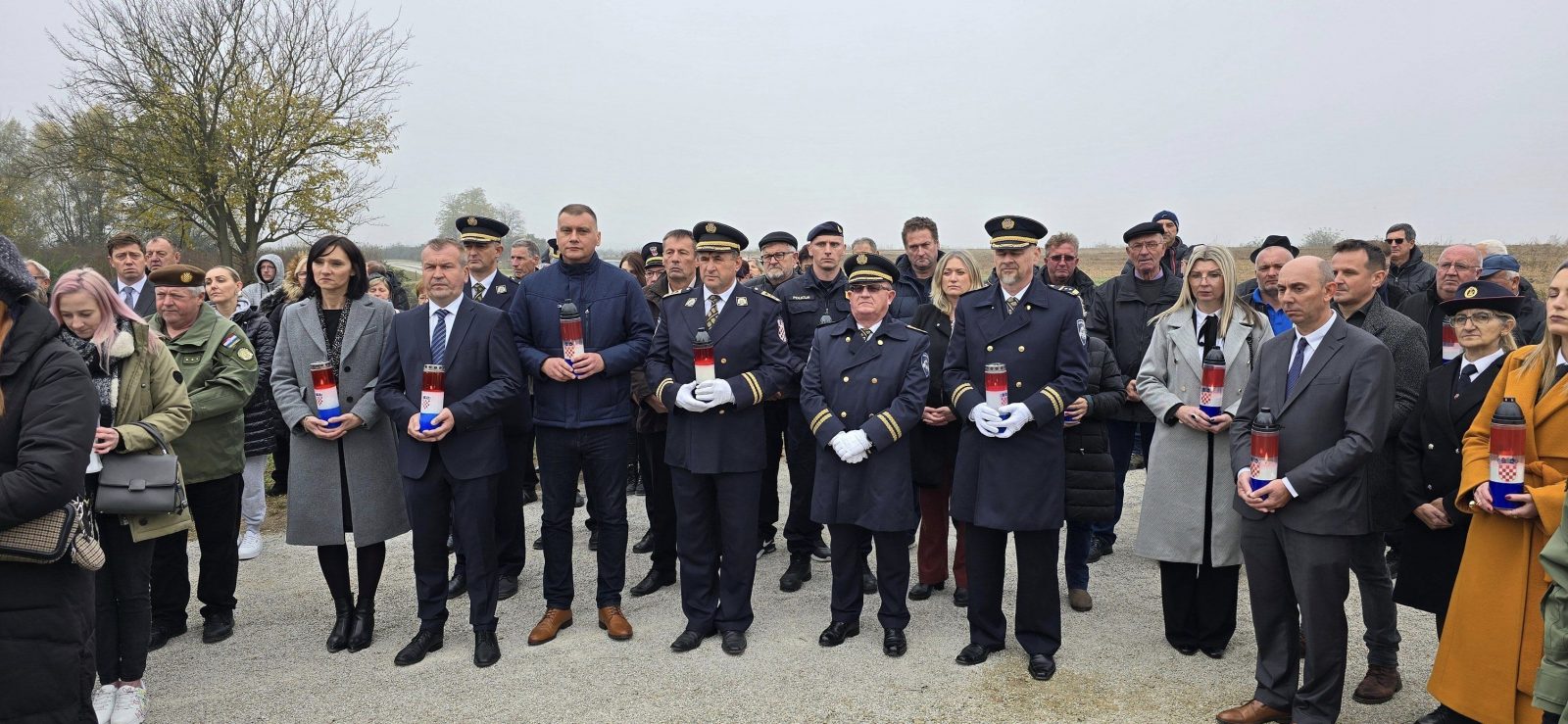Ljudi odaju počast preminulima zapalivši svijeće