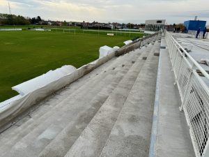 Betonske tribine uz nogometno igralište