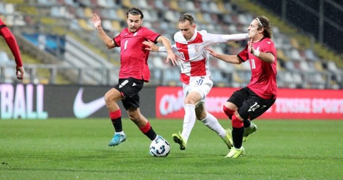 Zvonarek okružen gruzijskim igračima