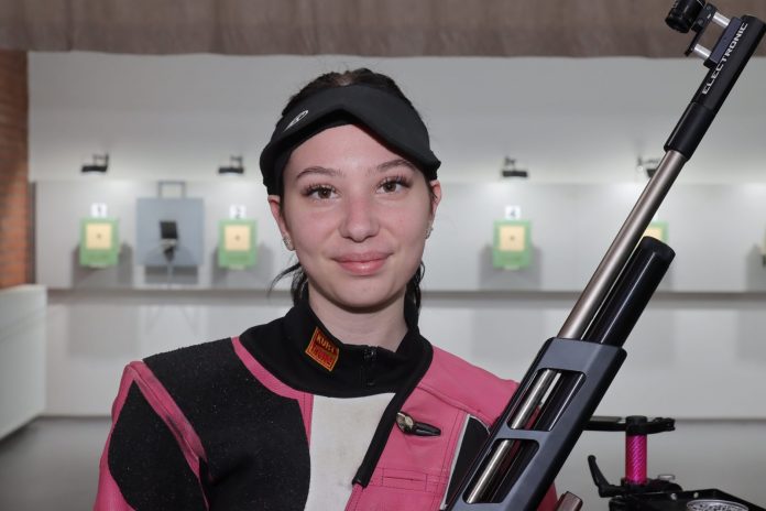 Anamarija Turk s puškom