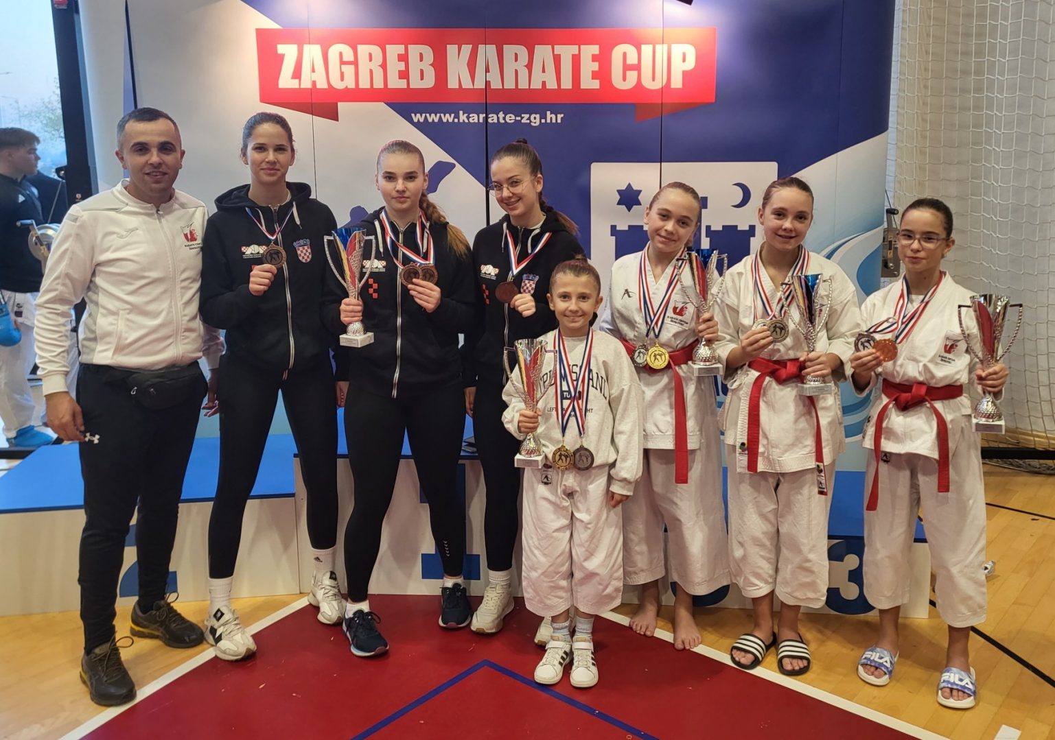 Karatisti Šenkovca okupljeni poziraju