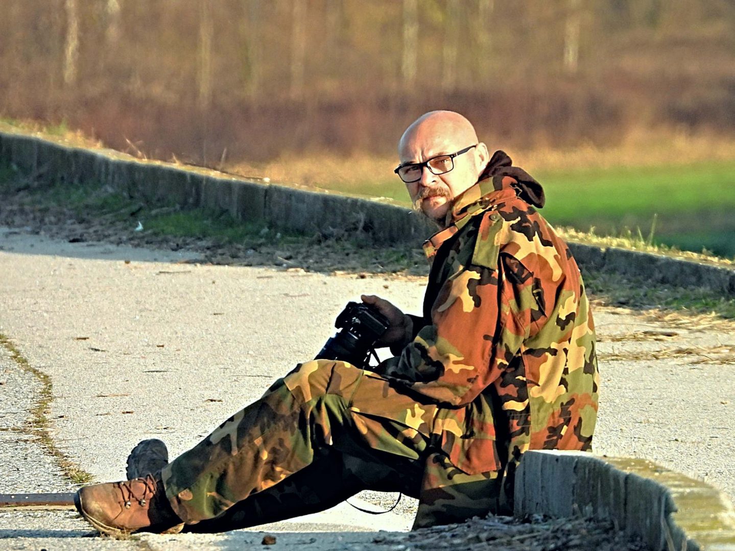 Drazen Vinko Novak - Vinac, autor fotografija u knjizi, pozira s fotoaparatom u ruci