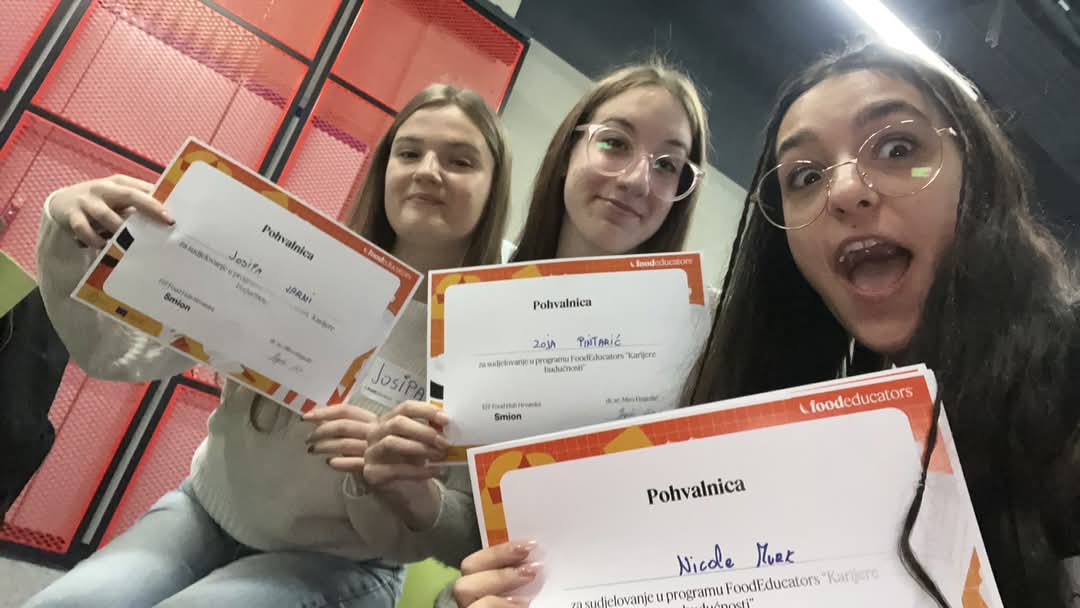 Karijere budućnosti - na slici su tri učenice Ekonomske i trgovačke škole Čakovec koje su sudjelovale na projektu "Karijere budućnosti". U rukama drže zahvalnice