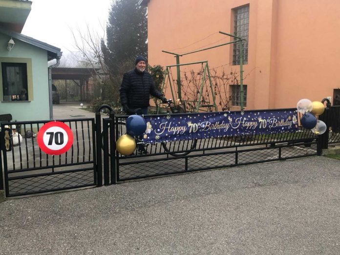 Zlatko Hergotić - proslava 70-og rođendana. Ukrašena ograda sa zlatnim i plavima balonima. I ukras koji nalikuje na prometni znak, ograničenje brzine 70