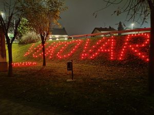 Brijeg ukrašen crvenim lampionim u obliku riječi Vukovar.