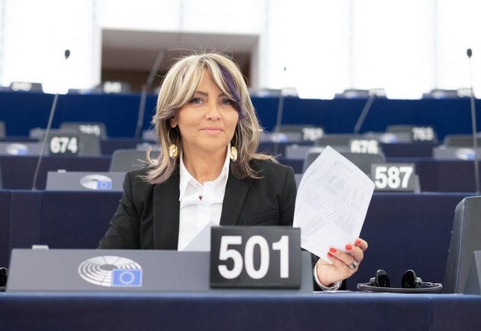 Sunčana Glavak sjedi u fotelji u parlamentu