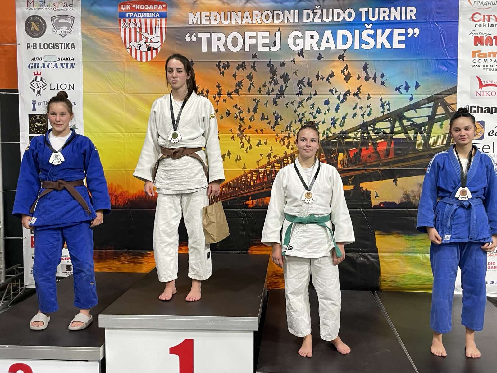 Djevojke judo kluba Čakovec na postolju nakon postignutih medalja.