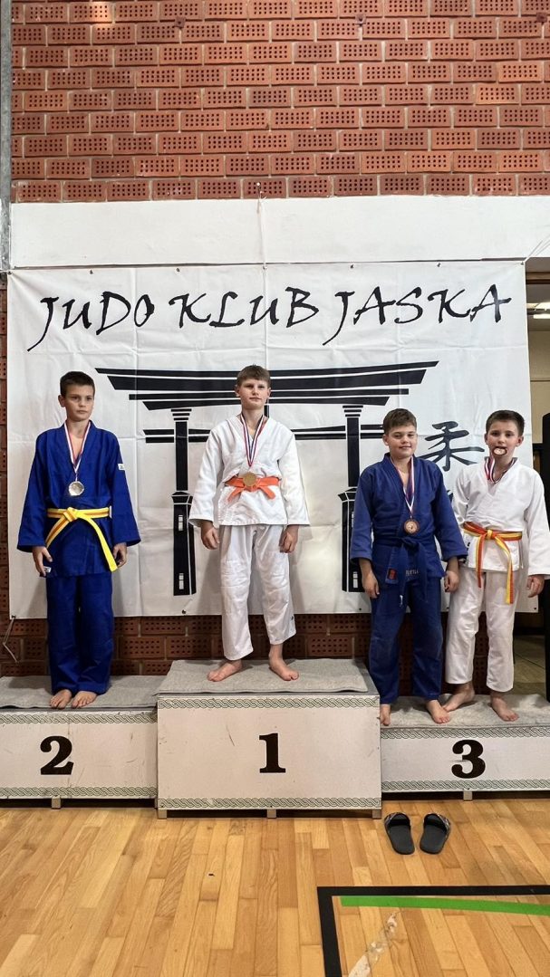 Polaznici Judo kluba mlađe kategorije na postolju s osvojenim medaljama.