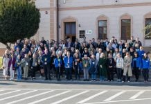 Sudionici festivala O tom-potom stoji ispred zgrade i fotografiraju se