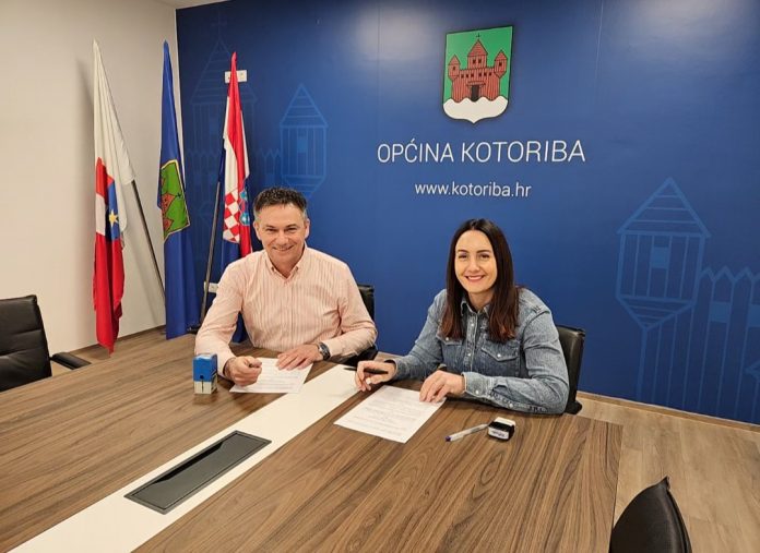 Dario Friščić i predstavnica tvrtke Pavlic asfalt beton potpisuju ugovor o sanaicji ulica
