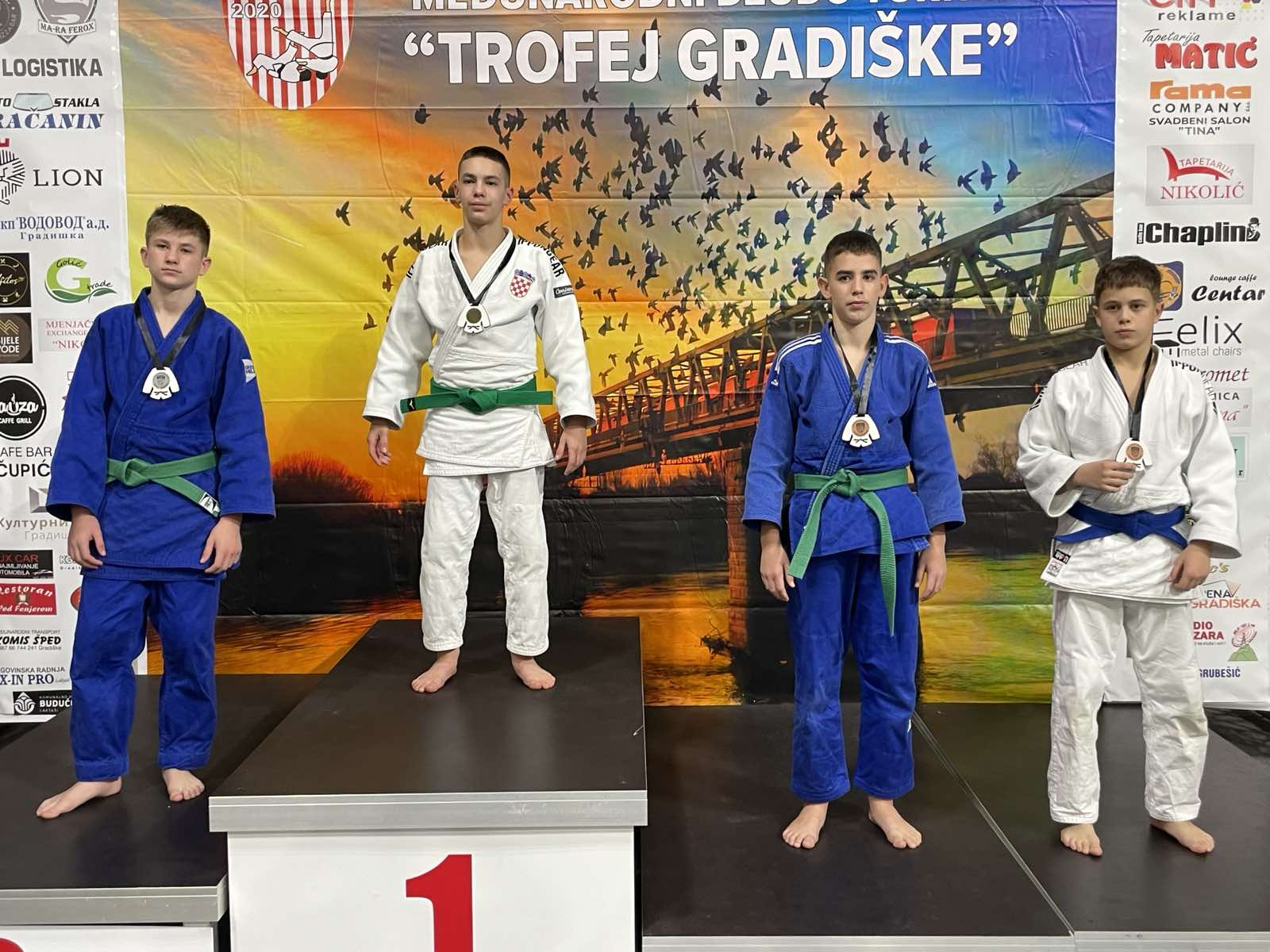 Polaznici judo kluba Čakovec na postolju nakon osvojenih medalja.
