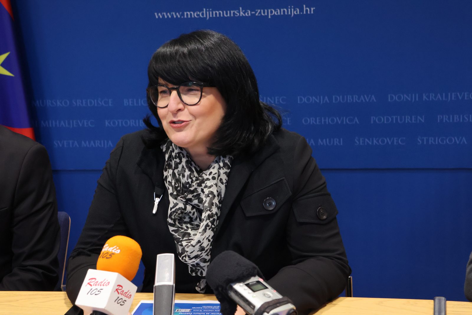 Sandra Breka Ovčar za stolom na konferenciji za medije
