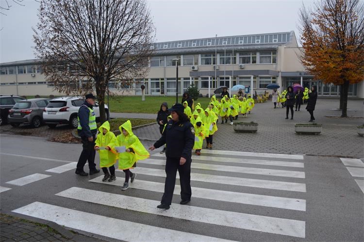 Djeca iz II. oš Čk hodaju preko zebre u pratnji policije