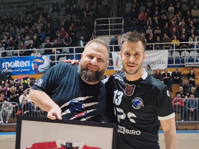 Tibor Tkalčec drži nagradu nakon dobro odigrane utakmice