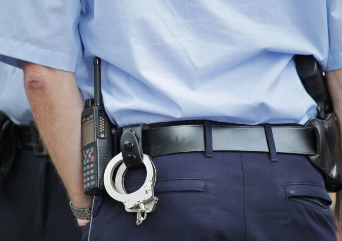 Policajac okrenut leđima, Snimao i vrijeđao policiju