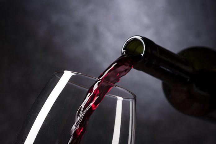 Boca vina i čaša, crno vino, grenache