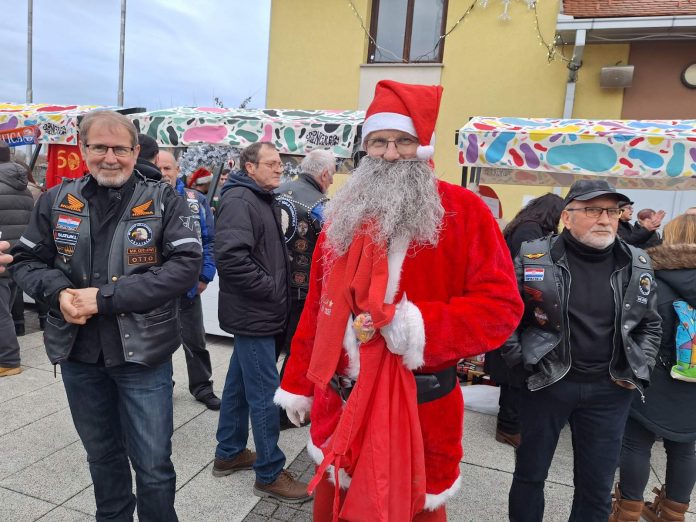 Čovjek odjeven u crveni kostim djeda mraza