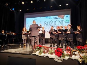 Zbor pjeva na božićnoj predstavi pod vodstvom dirigenta