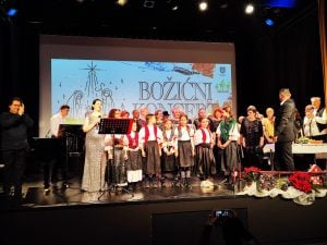 Zbor pjeva na božićnoj predstavi