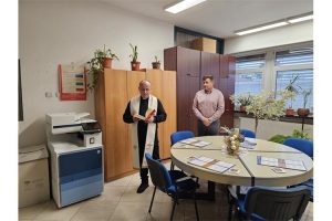 Kapelan daje blagoslov