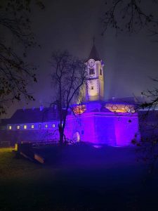 Dvorac Zrinsakih svijetli ljubičasto