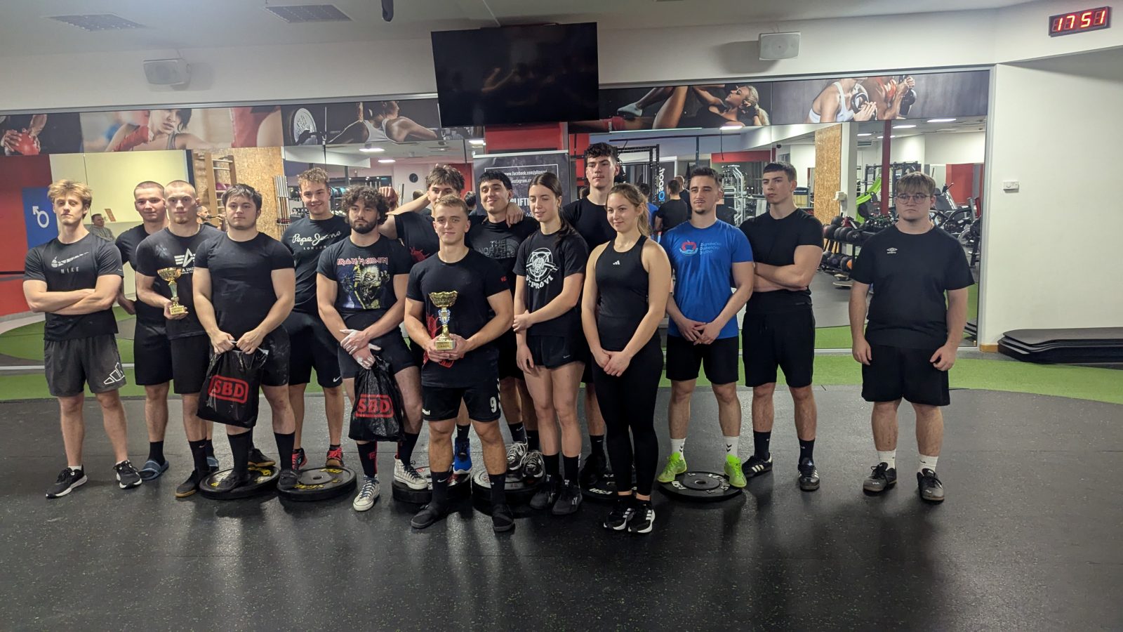 powerlifteri poziraju za sliku.