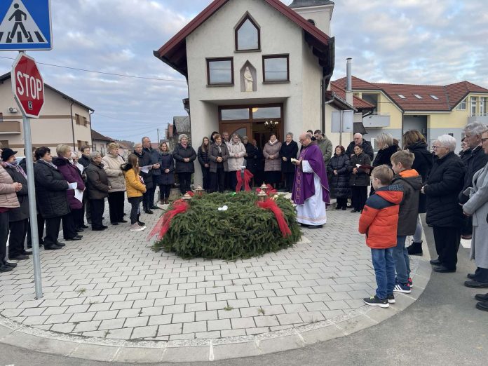 U Mihovljanu ispred crkve Sv. Ane postavljan adventski vijenac,