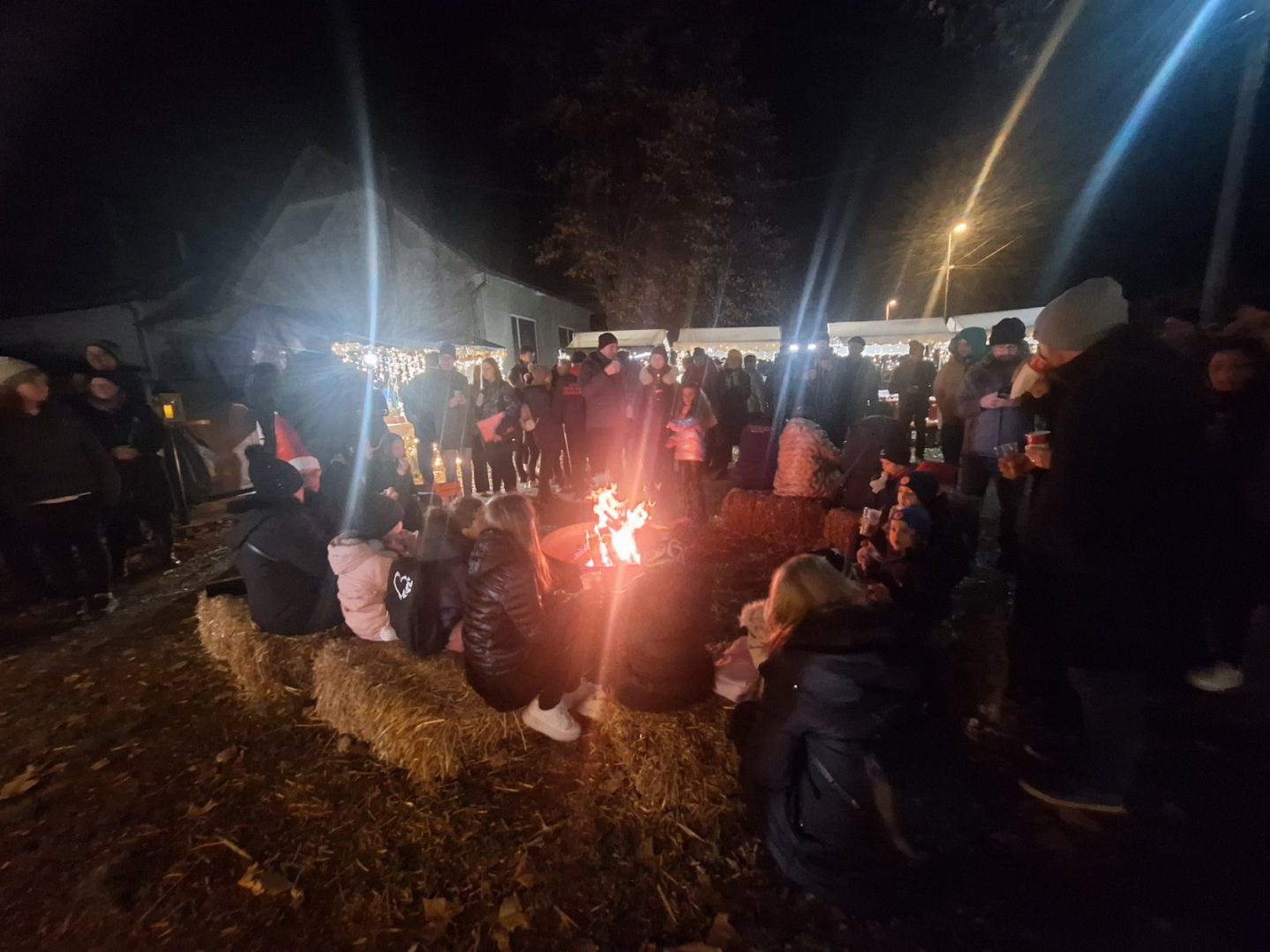 Ljudi okupljeni oko vatre