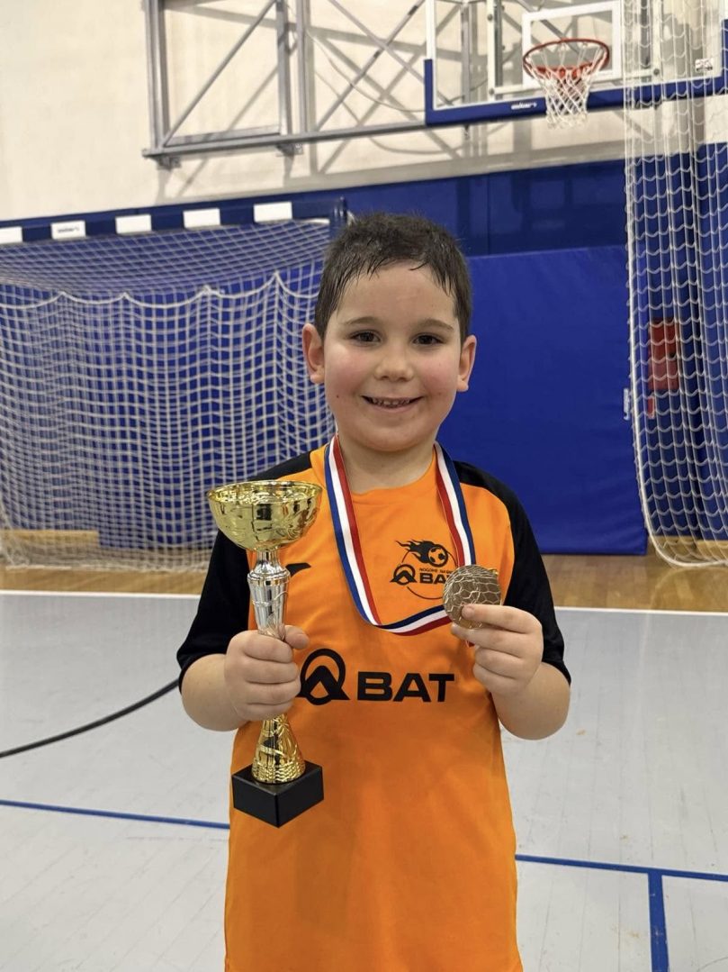 Dječak sa peharom i medaljom
