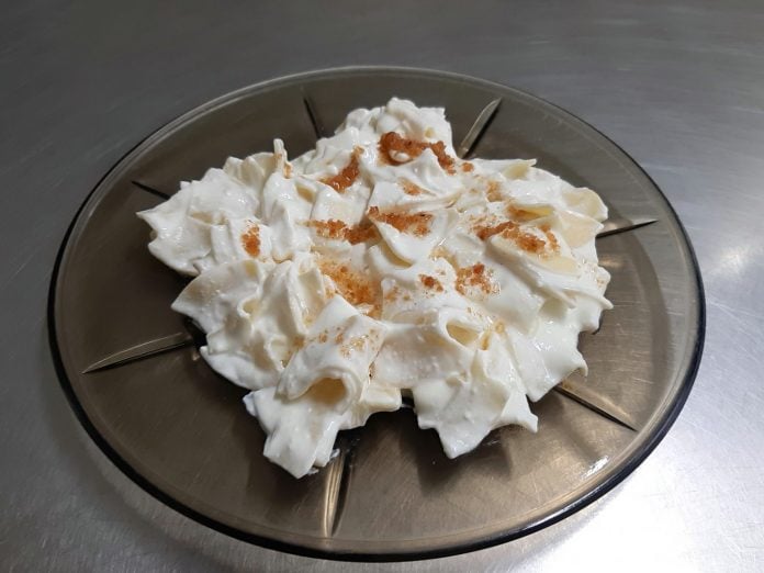 Krpice s vrhnjem na tanjuru