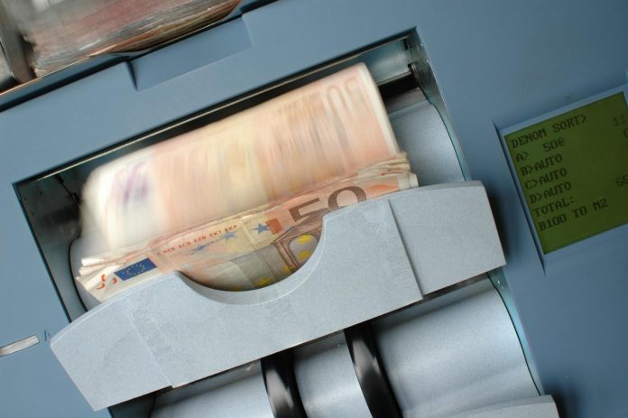 Banka novac euri štednja, Hrvati jedva spajaju kraj s krajem, prosječna neto plaća, prevarant bankovni agenti