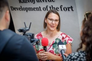 Ana drži govor