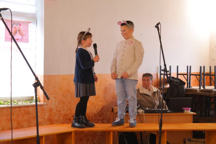 Djeca izvode nastup