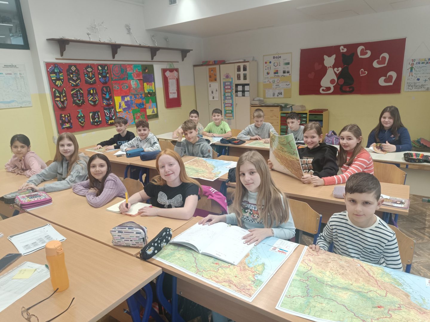 OŠ Petar Zrinski Šenkovec učenici za klupama
