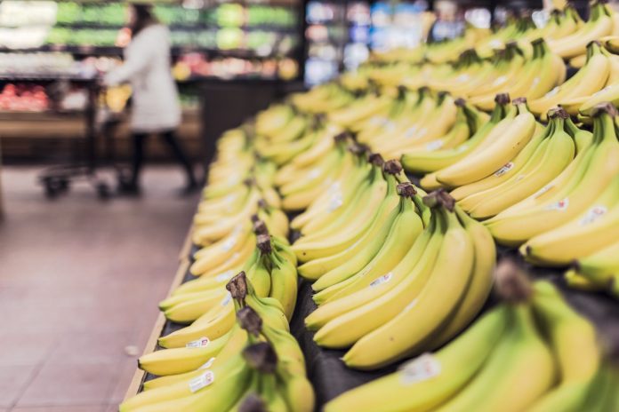 Svježe banane spremne za kupnju, tržišna inspekcija cijena