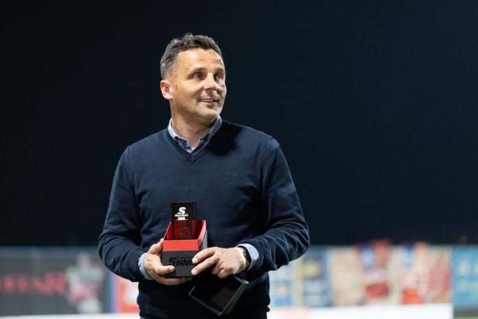 Mario Kovačević s nagradom u ruci, rak