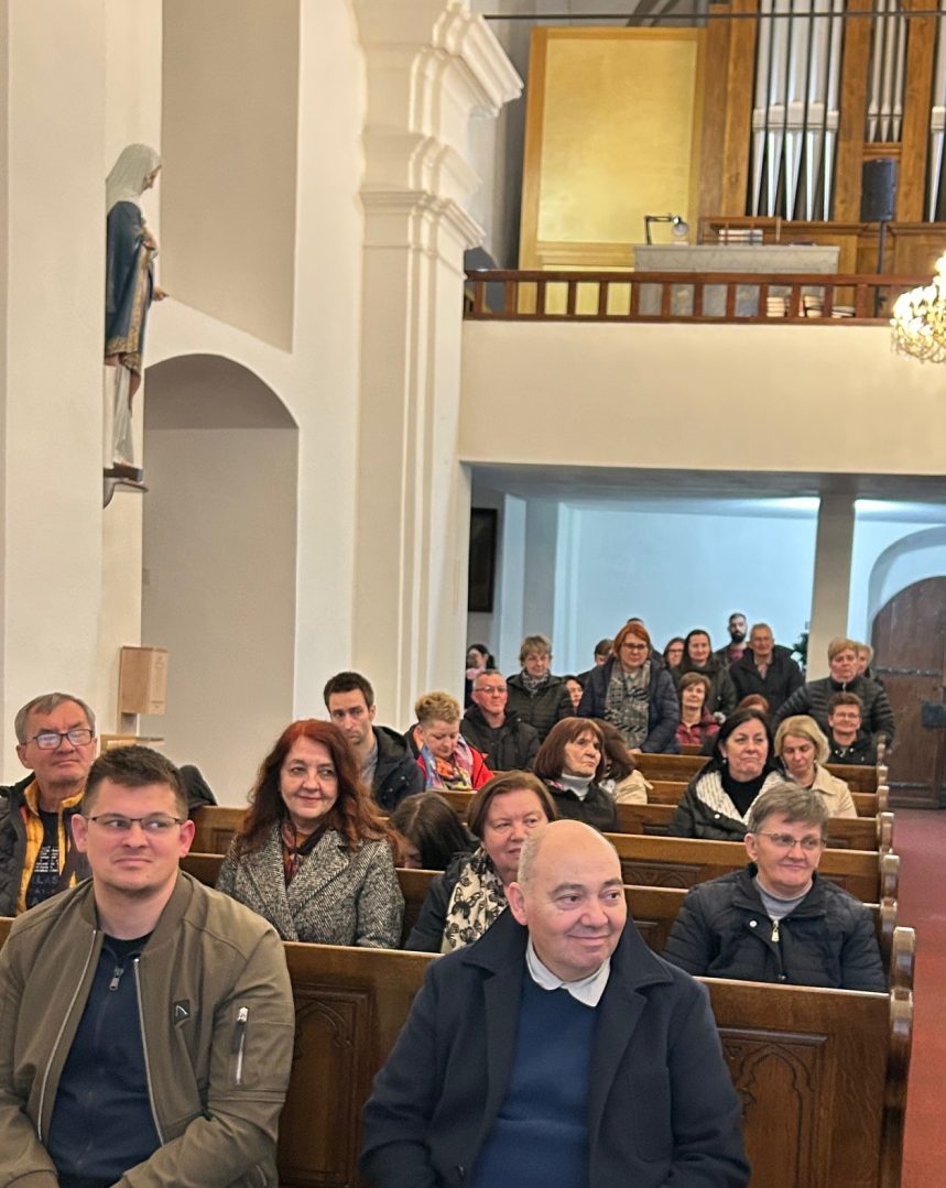 Okupljeni ljudi u crkvi