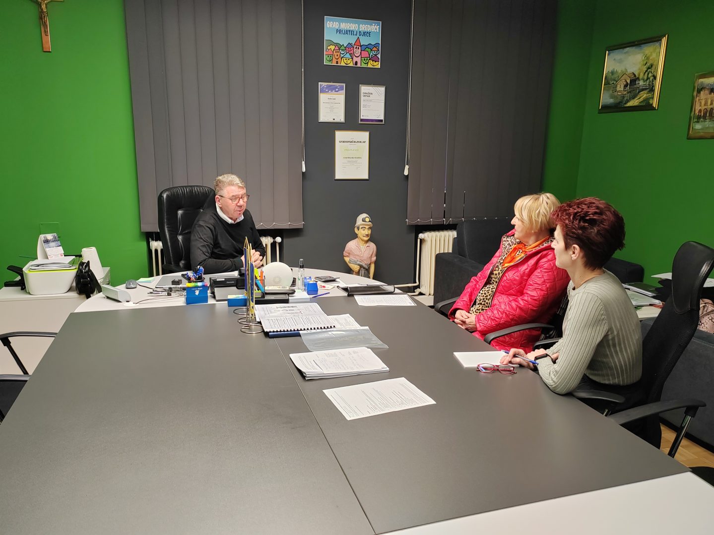 članice udruge s gradonačelnikom Draženom Srpakom