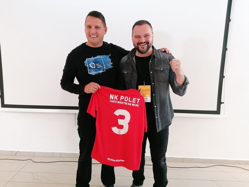 Zoran Šardi s ponosom je Novaku uručio počasni dres NK Polet