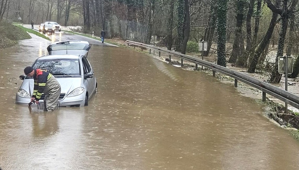 Dramatično spašavanje u Požegi stup