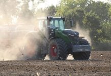 traktor na njivi