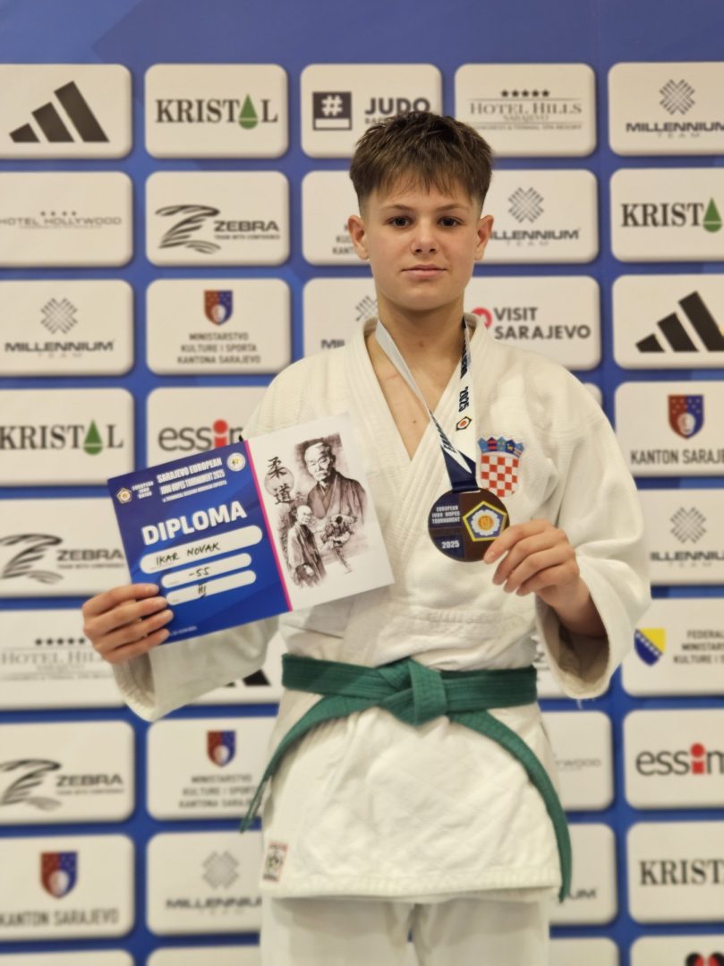 Iker Novak s medaljom