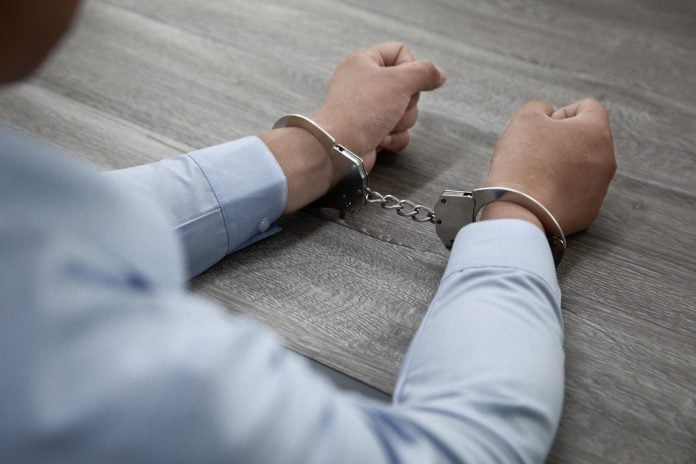 lisice, uhićenje, zatvor, dvoje stranaca uhićeno, spolno zlostavljanje djece internet