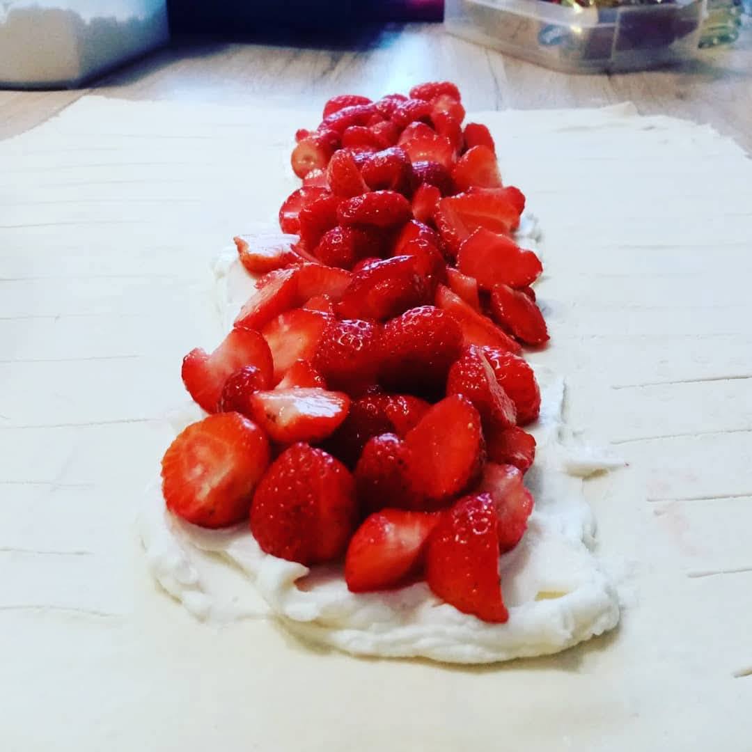 priprema rolade sa sirom, jagode na tijestu