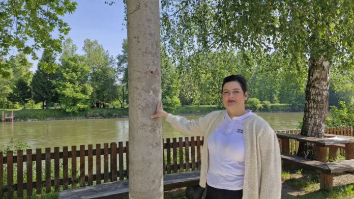 ivanka horvat ispred stupa za zipline, zipline preko Mure